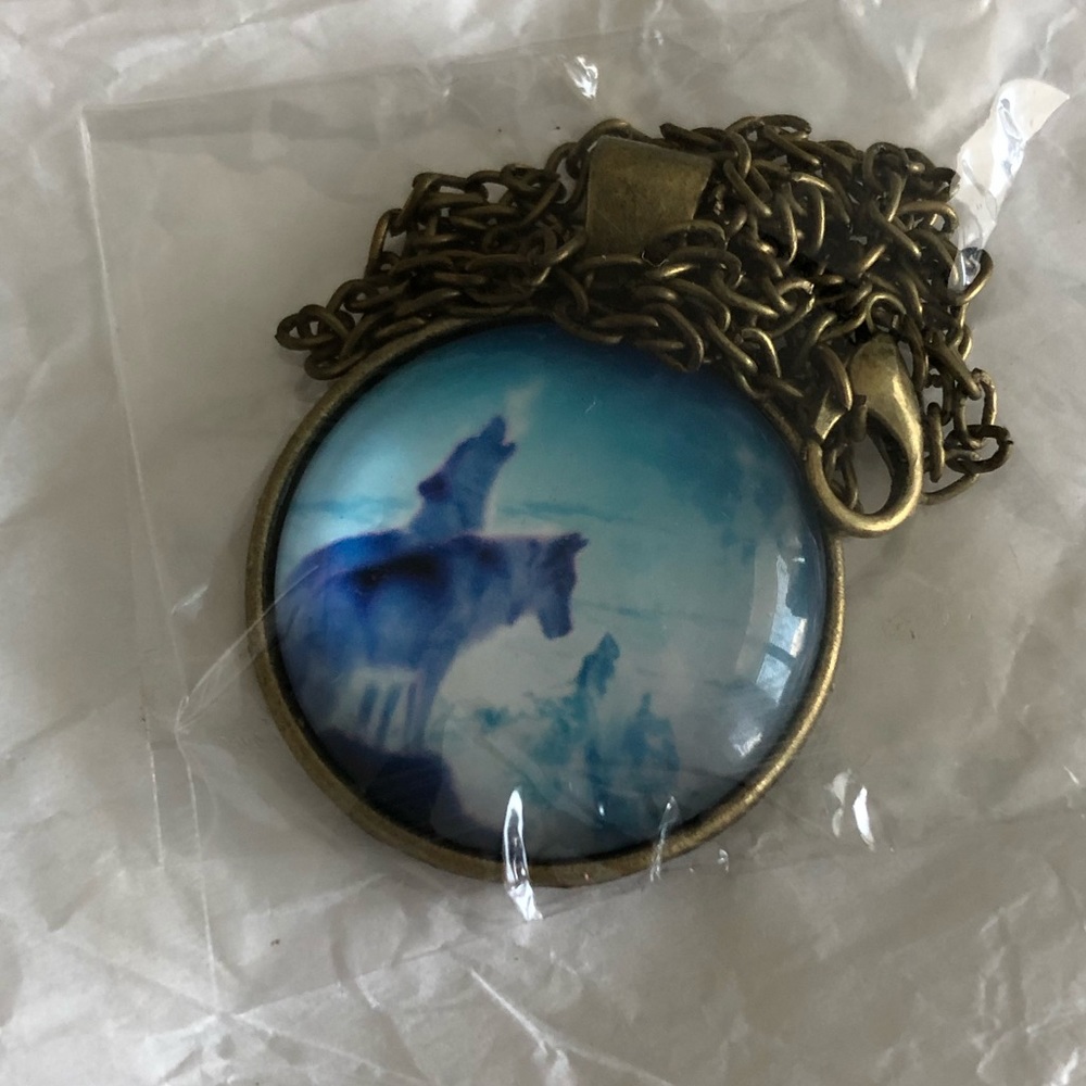 🌸NEW Wolves Necklace🌸 - Picture 4 of 4